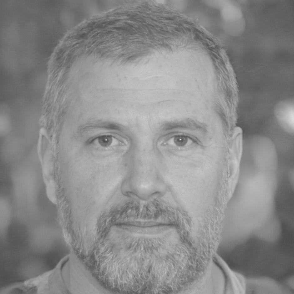 Retrato de Néstor Ybáñez, facilitador de escucha activa en axqvani